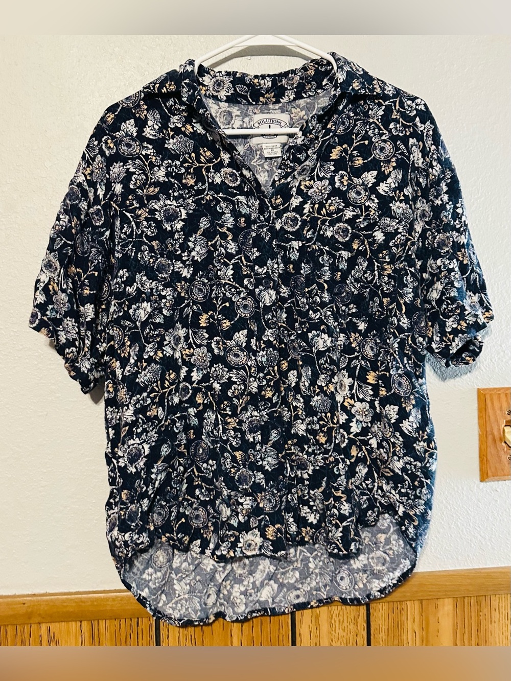 Solutions Original women size MEDIUM Floral Button-Down Blouse Shirt
